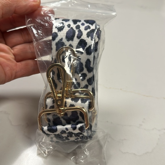 NWOT- Stylish Adjustable White and Navy Blue  Bag Animal Print Strap. - Picture 10 of 10
